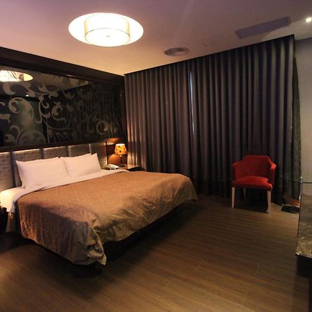 Venice Motel Kaohsiung Extérieur photo