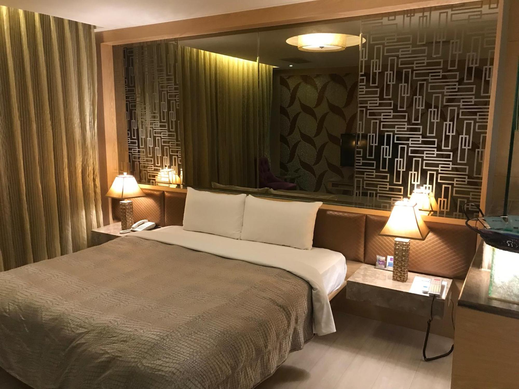 Venice Motel Kaohsiung Extérieur photo